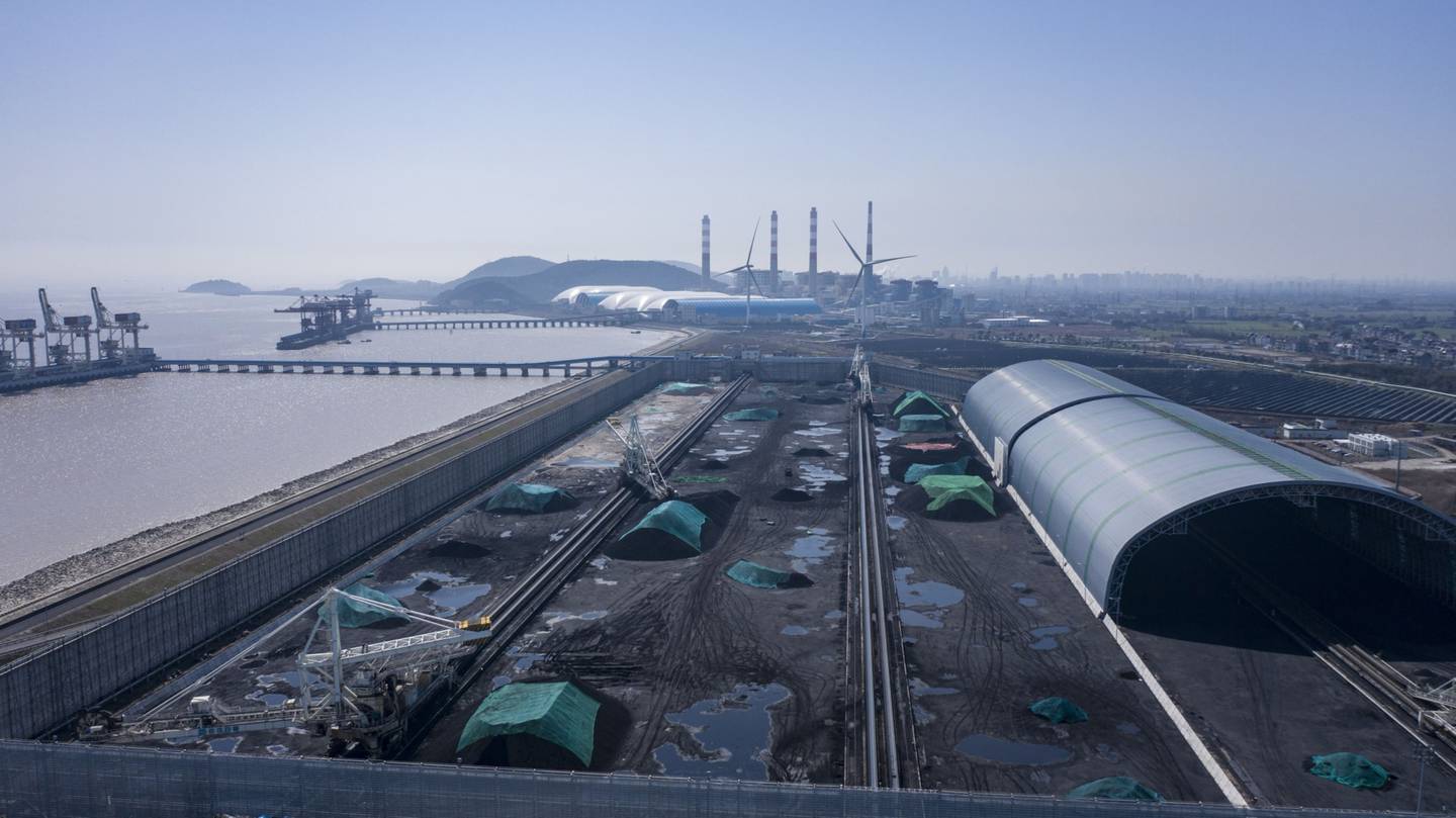 Un depósito de carbón cerca de una central eléctrica en la provincia de Zhejiang, China. Fotógrafo: Qilai Shen/Bloombergdfd