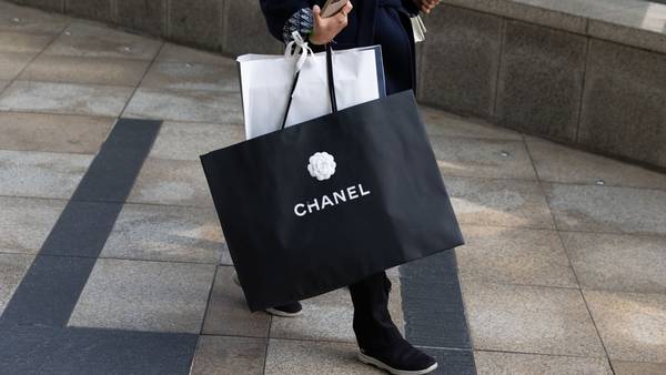 Donos da Chanel veem patrimônio subir para US$ 90 bilhões com alta demandadfd