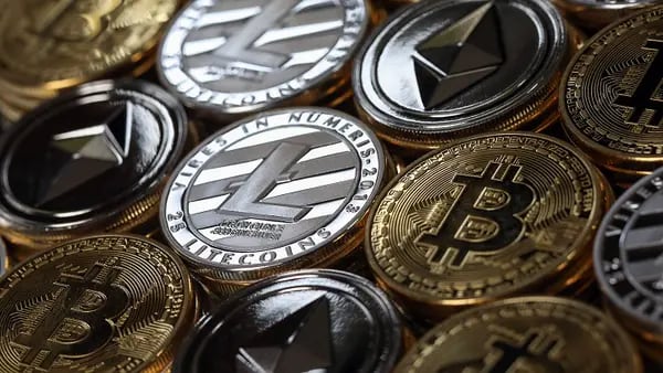 Caída de bitcoin tumba a acciones vinculadas con criptomonedas dfd