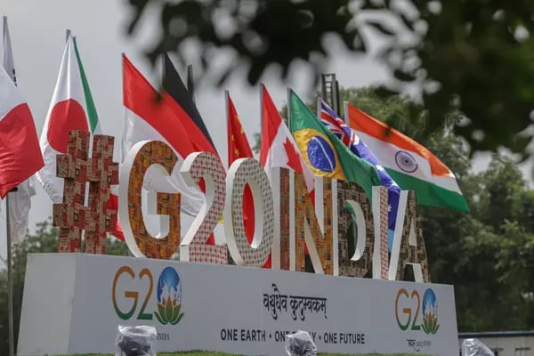 Las banderas nacionales de los países del G-20 en la sede de las reuniones de ministros de Finanzas, gobernadores de bancos centrales (FMCBG) y adjuntos de Finanzas y Bancos Centrales (FCBD) del G-20 en Gandhinagar, India.