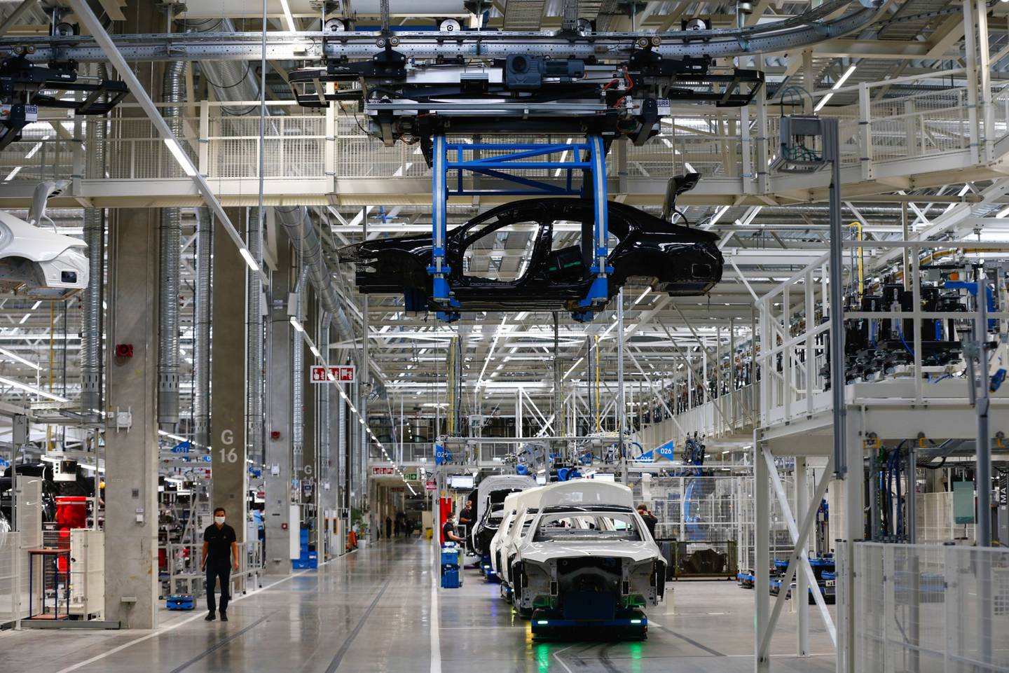 Los cuerpos de los sedanes de lujo de la Clase S se desplazan sobre plataformas robóticas autónomas en la fábrica de Mercedes-Benz AG en Sindelfingen, Alemania. Fotógrafo: Michaela Handrek-Rehle/Bloomberg