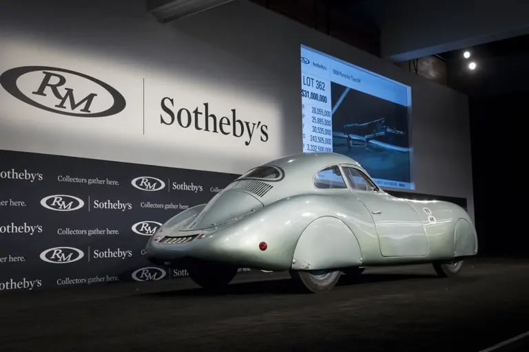 Modelo Type 64 coupe, diseñado y conducido por el fundador de la empresa, Ferdinand Porsche, en una subasta de Sotheby, en 2019.dfd
