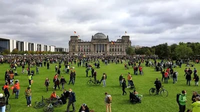 Ecologistas durante la manifestación "Fridays for Future" ("Viernes por el futuro") frente al Reichstag en Berlín, Alemania, el viernes 24 de septiembre de 2021.