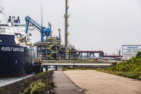 El carguero de gas natural licuado Rudolf Samoylovich entrega producto en el Puerto de Rotterdam, Holanda.