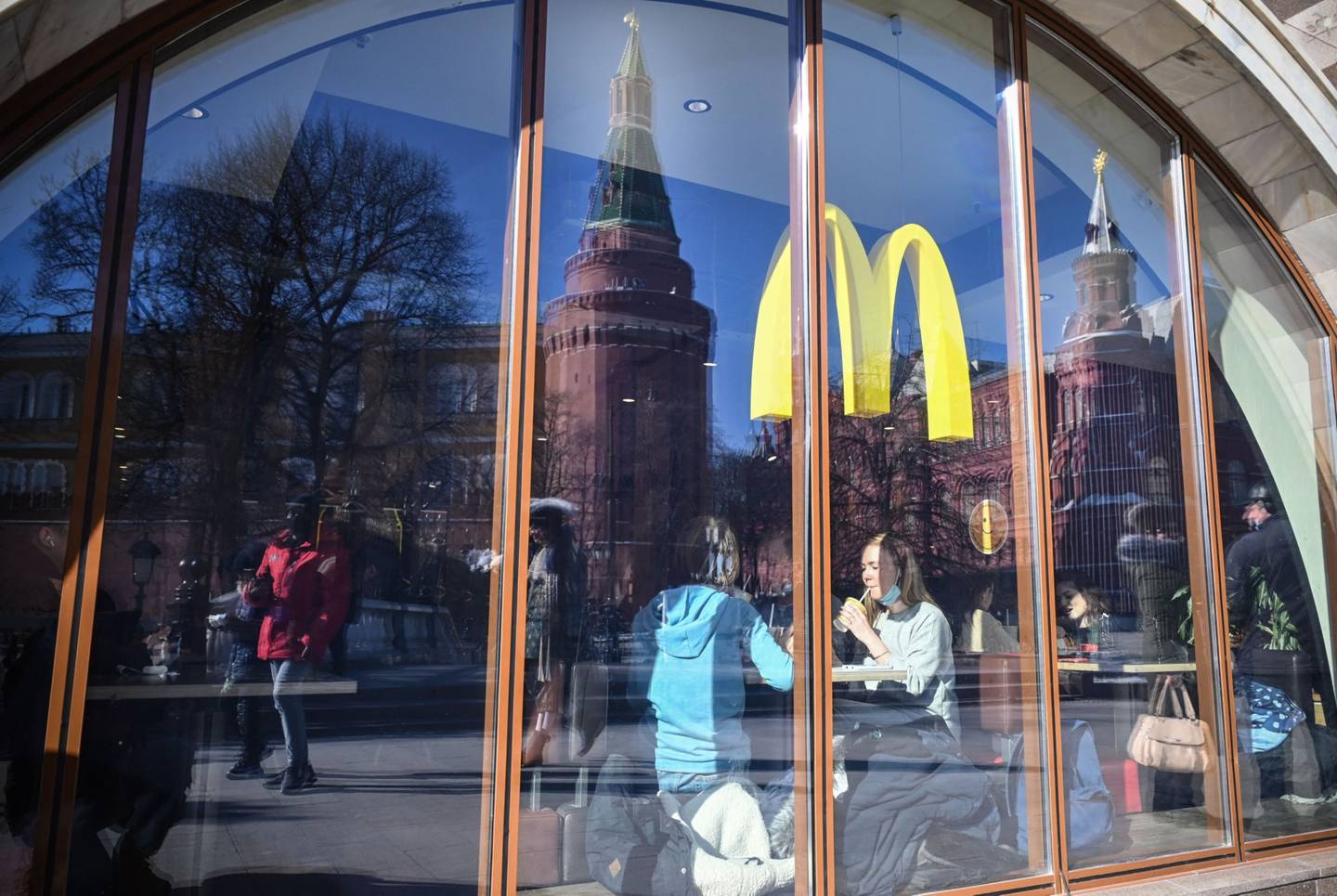 Personas comienod en un restaurante de McDonald's en Moscow. Source: -/AFP/Getty Images
