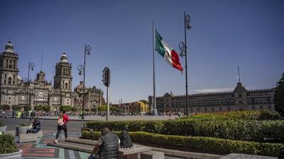 México busca vender nuevos bonos en dólares y recomprar antiguosdfd