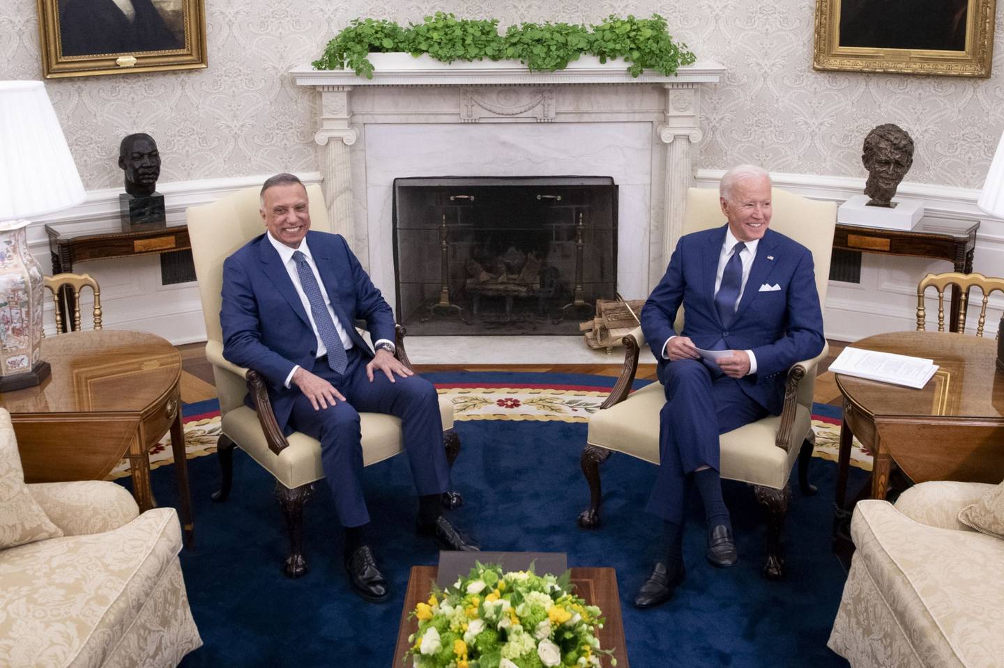 El presidente de Estados Unidos, Joe Biden, a la derecha, se reúne con Mustafa Al-Kadhimi, primer ministro de Irak, en el Despacho Oval de la Casa Blanca en Washington, D.C., Estados Unidos, el lunes 26 de julio de 2021. Biden y Al-Kadhimi tienen previsto anunciar que la misión de combate estadounidense en Irak terminará a finales de año, aunque se espera que Estados Unidos siga teniendo presencia militar sobre el terreno. Fotógrafo: Tom Brenner/The New York Times/Bloomberg