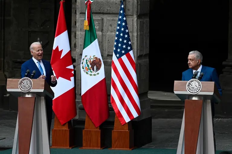 Los presidentes de EE.UU., Joe Biden, y de México, Andrés Manuel López Obrador, durante el mensaje a medios en el patio central de Palacio Nacional.dfd