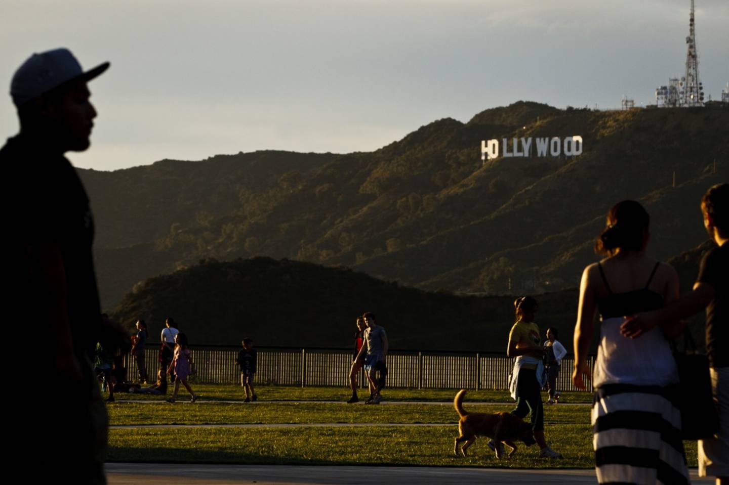 Turistas cerca del cartel de Hollywood en Los Ángeles. Fotógrafo: Patrick T. Fallon/Bloomberg