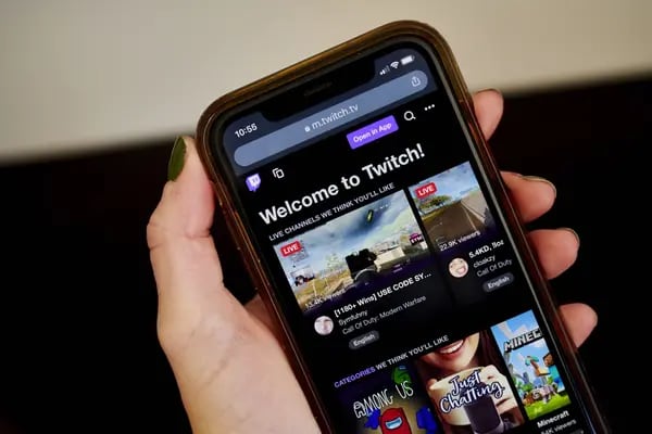 La pantalla de inicio del sitio web de Twitch se muestra en un smartphone en una fotografía arreglada tomada en Little Falls, Nueva Jersey, Estados Unidos, el jueves 8 de octubre de 2020.