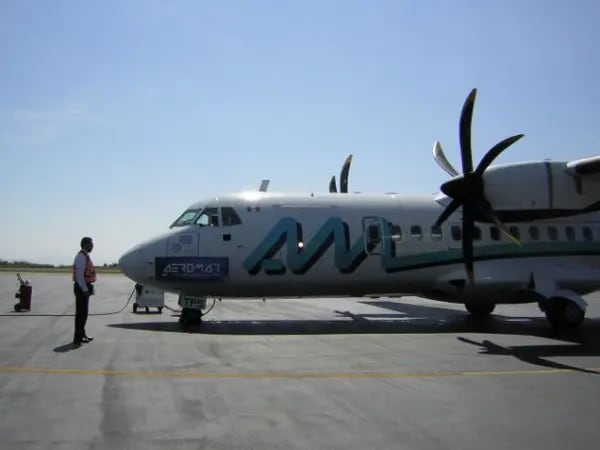 Un trabajador mira una de las aeronaves de la empresa mexicana Aeromar (Foto: Aeromar).