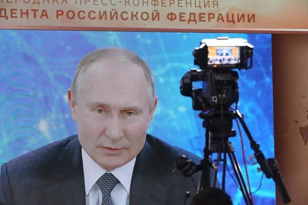 Una pantalla muestra una transmisión en vivo de Vladimir Putin, presidente de Rusia, dando su conferencia de prensa anual, en el Crowne Plaza World Trade Centre en Moscú, Rusia, el jueves 17 de diciembre de 2020. Fotógrafo: Andrey Rudakov/Bloomberg