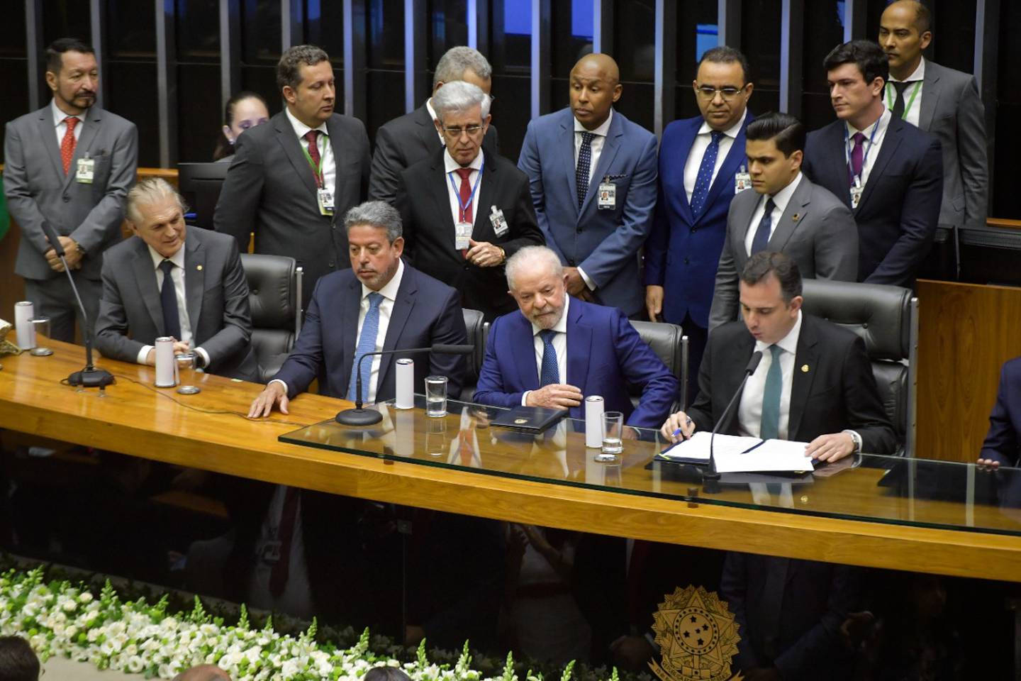 Arthur Lira (centro, à esquerda de Lula na foto) foi considerado o deputado mais influente pelo OLB por ter usado o cargo para influenciar tanto a pauta legislativa quanto resultados de votações na Câmaradfd
