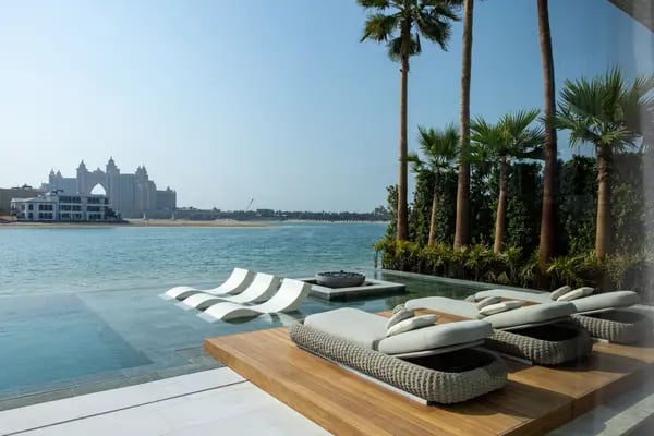 El hotel Atlantis, The Palm, visto desde el jardín y la piscina de una villa de lujo, construida por Alpago Properties, en Palm Jumeirah, Dubai, Emiratos Árabes Unidos, el martes 27 de septiembre de 2022.