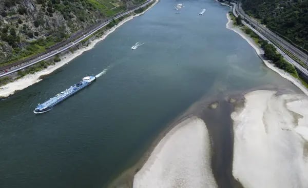 El petrolero Calcit 12 navega junto a las orillas secas del río Rin cerca de Oberwesel, Alemania, el jueves 14 de julio de 2022.