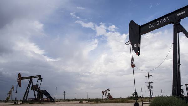 Petróleo cae en medio de desplome de acciones y nuevos cierres en Chinadfd