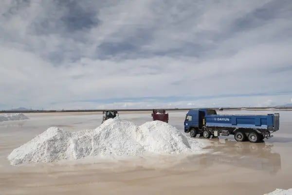 Trabajadores suben cargamentos de litio dentro de camiones en Potosí, Bolivia. Foto: Carlos Becerra/Bloomberg