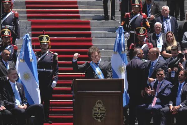 Javier Milei, presidente da Argentina, fala durante uma cerimônia de posse fora do Congresso Nacional em Buenos Aires, Argentina, neste domingo