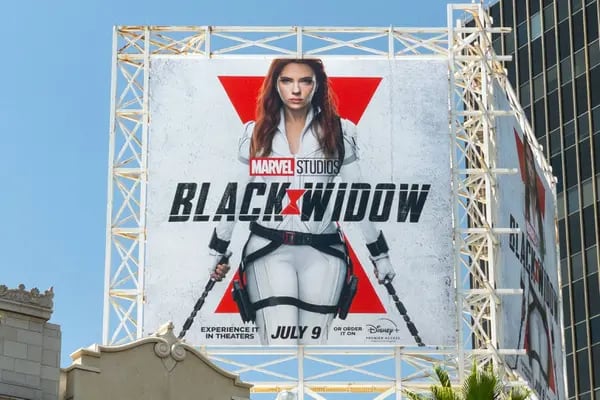 Scarlett Johansson demandó a Disney por haber estrenado la 'Viuda negra' en streaming, mientras debutaba en cines.