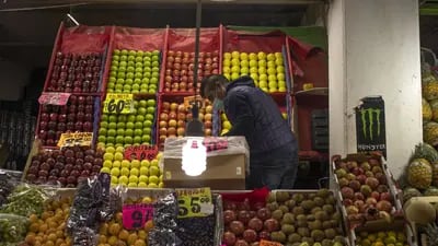Un vendedor de frutas trabaja en el mercado de la Central de Abastos en la Ciudad de México, México, el miércoles 12 de enero de 2022. Fotógrafo: Alejandro Cegarra/Bloomberg