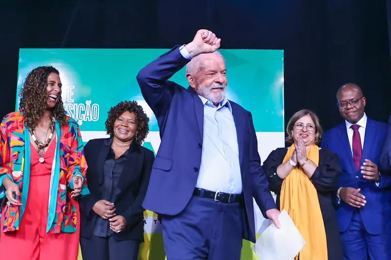 Lula anuncia sus 16 ministrosdfd
