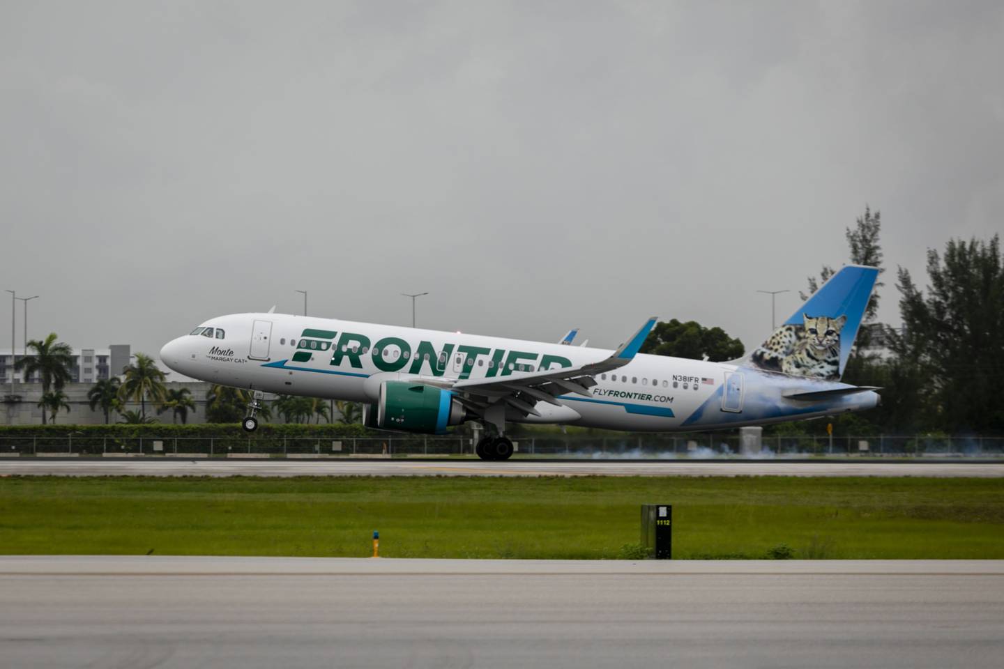 Un avión de pasajeros operado por Frontier Airlines Inc. aterriza en el Aeropuerto Internacional de Miami.dfd