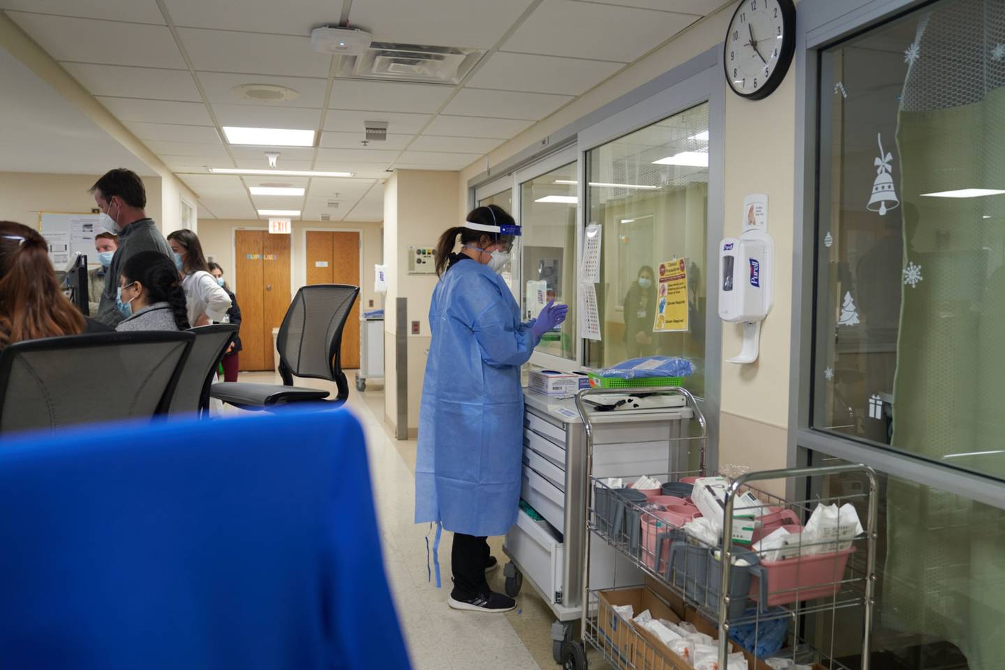 Un trabajador sanitario se prepara para entrar en la habitación de un paciente con Covid-19 en la planta de la Unidad de Cuidados Intensivos (UCI) del Hospital de Hartford en Hartford, Connecticut, Estados Unidos, el lunes 31 de enero de 2022. . Fotógrafa: Allison Dinner/Bloomberg