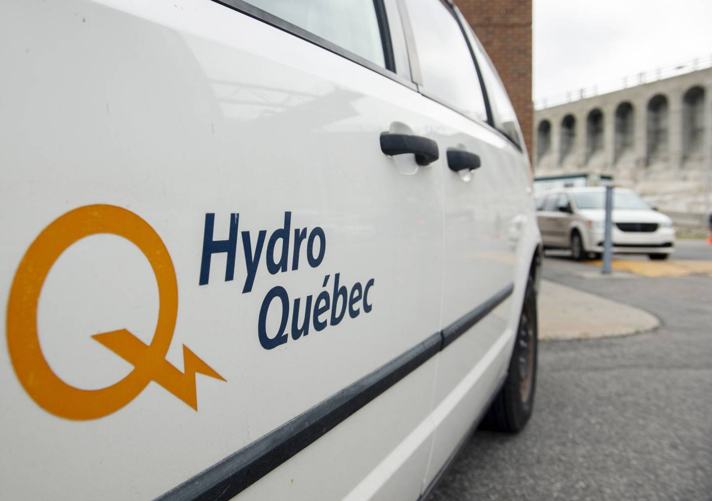 Un logotipo de Hydro-Quebec en un camión en la estación de generación hidroeléctrica de Beauharnois en el río San Lorenzo en Beauharnois, Quebec, Canadá, el jueves 14 de octubre de 2021. Hydro-Quebec ha propuesto la construcción de una línea de transmisión de 1,25 gigavatios desde el sur de Quebec hasta Astoria (Queens), conocida como Champlain Hudson Power Express, informa el Financial Post. Fotógrafo: Graham Hughes/Bloomberg