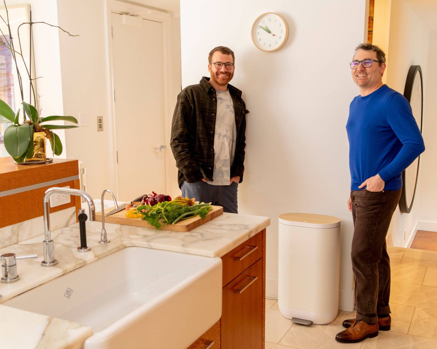 Harry Tannenbaum, a la izquierda, y Matt Rogers, con un prototipo del Mill Kitchen Bin.