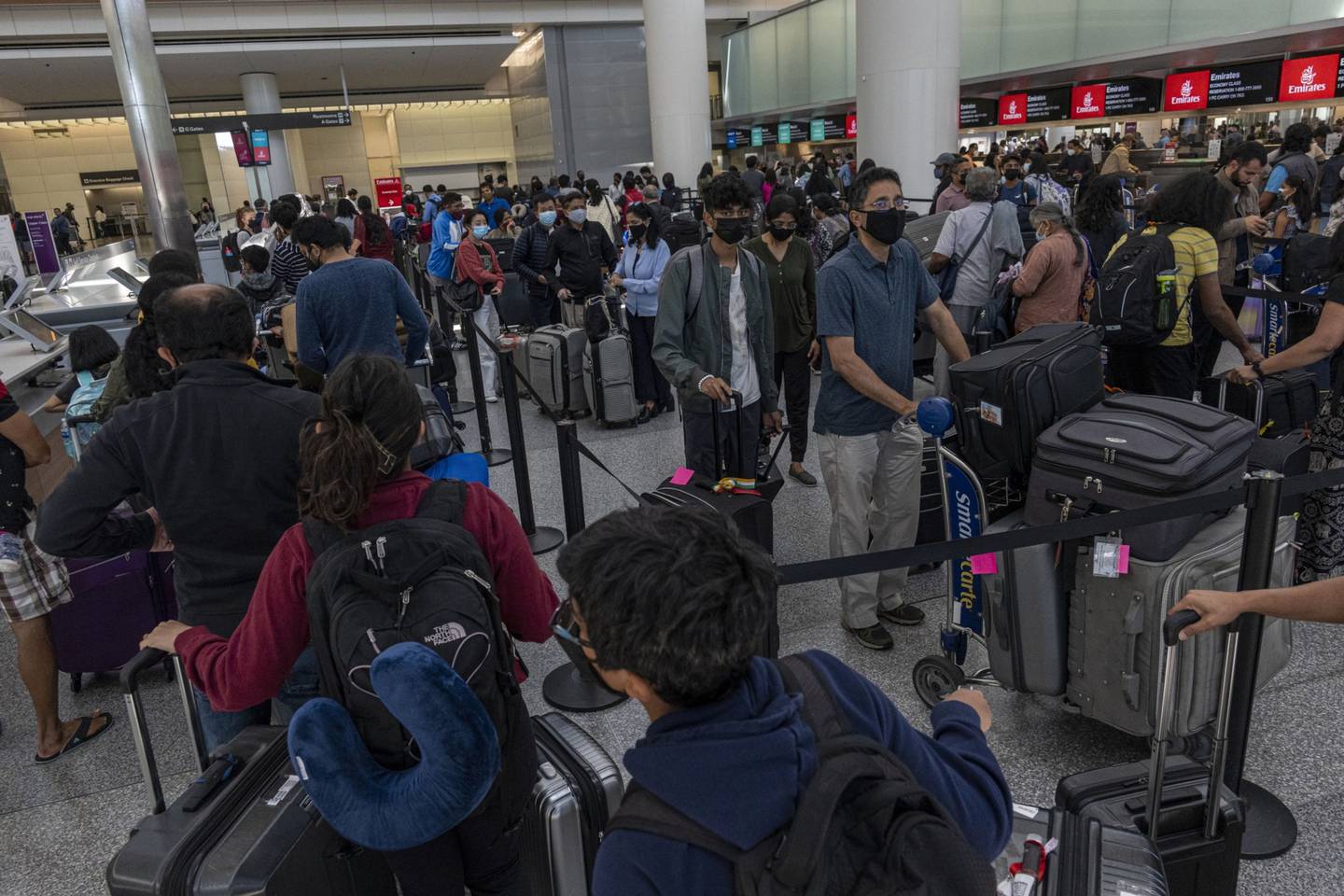 Viajeros esperan para facturar en la terminal internacional del Aeropuerto Internacional de San Francisco (SFO) en San Francisco, California, EE.UU., el lunes 13 de junio de 2022.