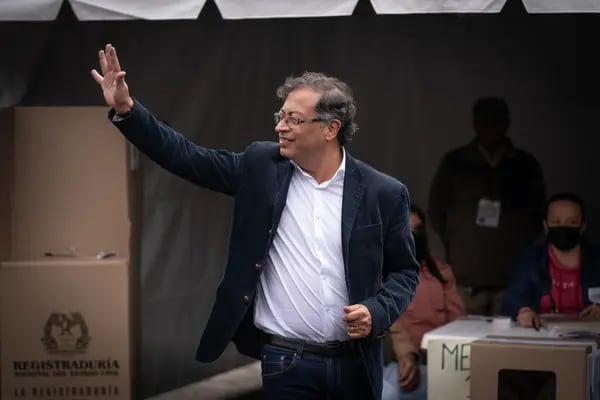 Gustavo Petro saluda a seguidores en un puesto de votación en Bogotá.