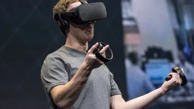Mark Zuckerberg, muestra el visor de realidad virtual Oculus Rift y los controladores Oculus Touch mientras hace una demostración durante el evento Oculus Connect 3 en San José, California, , el jueves 6 de octubre de 2016.