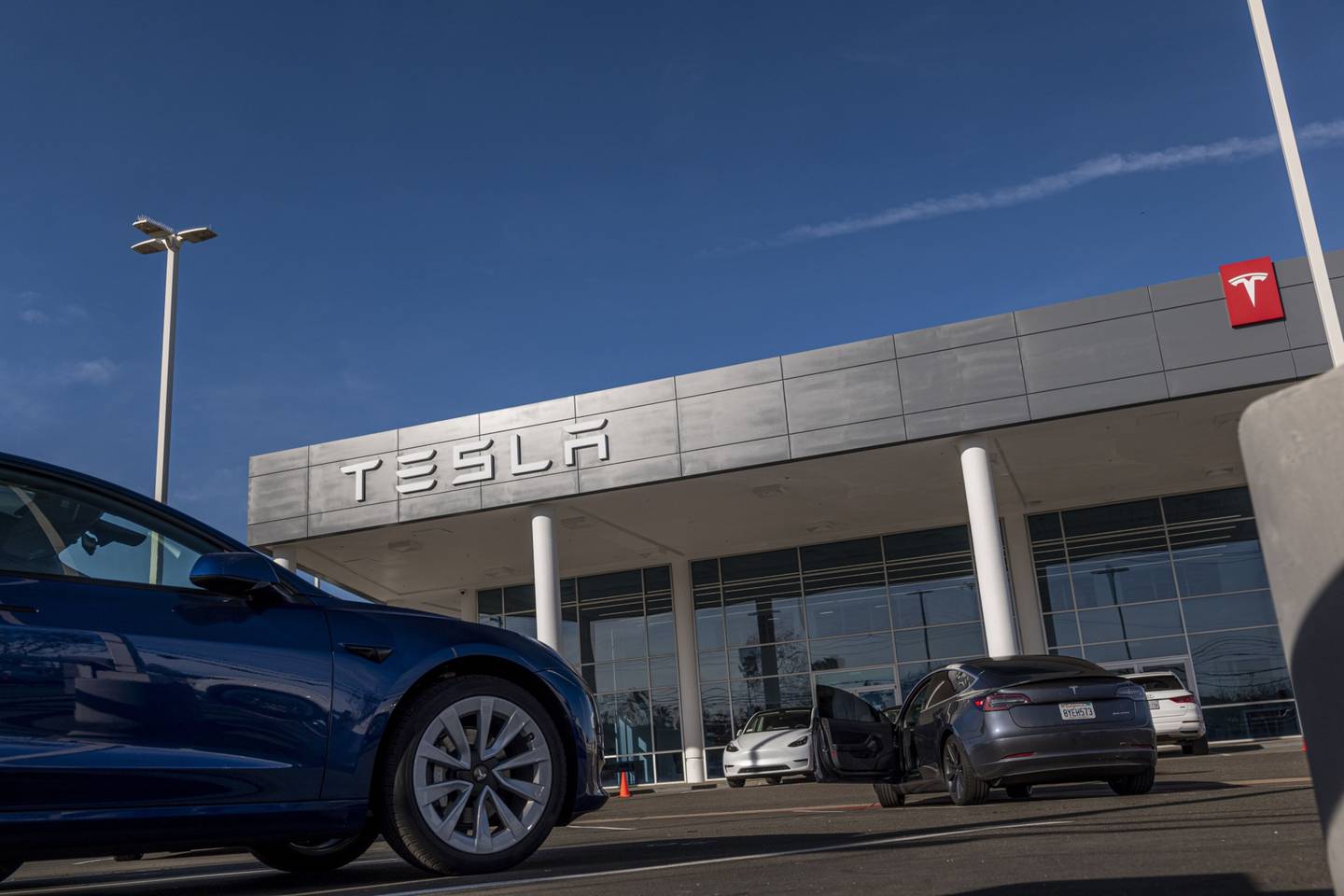 Un concesionario de Tesla en Sacramento, California, el viernes 21 de enero de 2022.