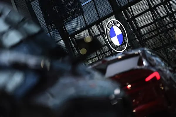 Um logotipo da BMW no showroom de automóveis BMW Welt, operado pela Bayerische Motoren Werke AG, em Munique, Alemanha