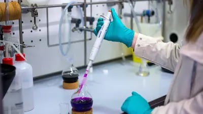 Un empleado utiliza una pipeta Eppendorf AG Reference 2 para llenar un frasco de vidrio en el laboratorio de investigación oncológica en la fábrica de la división farmacéutica de Bayer AG en Berlín, Alemania, el miércoles 20 de marzo de 2019.