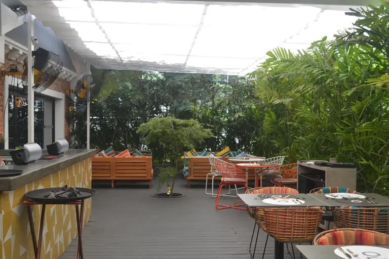 El área externa de Anónimo, restaurante ubicado en Las Mercedes / Foto Raylí Lujándfd