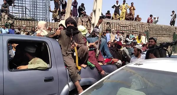 Talibanes sentados en un vehículo en la provincia de Jalalabad.