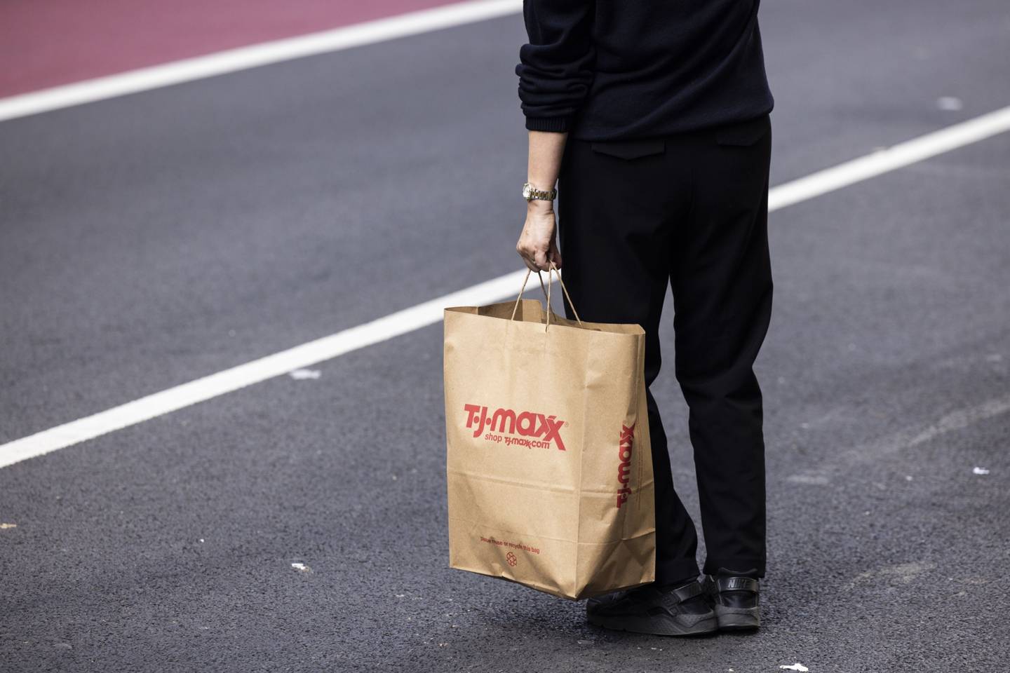 Un peatón lleva una bolsa de compras de TJ Maxx en el barrio SoHo de Nueva York, EE.UU., el miércoles 22 de marzo de 2023. Fotógrafo: Angus Mordant/Bloomberg