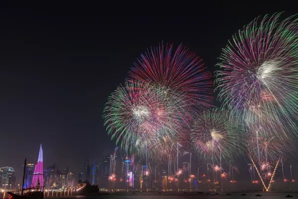 Un espectáculo de fuegos artificiales sobre el horizonte de la ciudad en Doha, Qatar, el sábado 19 de noviembre de 2022. El asediado presidente de la FIFA, Gianni Infantino, respondió a las críticas sobre el Mundial de Qatar un día antes de que comience el torneo tras años de planificación.