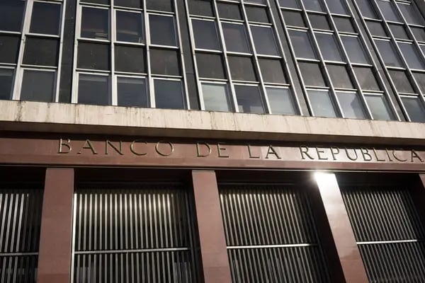 Banco de la Republica, Colombia's central bank, stands in Bogota, Colombia, on Tuesday, March 15, 2016. Colombia's central bank raised its benchmark interest rate for a seventh straight month as the inflation outlook continued to worsen and economic growth unexpectedly accelerated. Photographer: Mariana Greif Etchebehere/Bloomberg