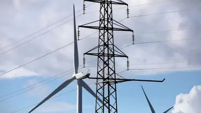 El Gobierno mexicano propone reformar la constitución para darle el control del sector eléctrico a la empresa estatal CFE, mientras las compañías multinacionales advierten que pueden salir del país si no pueden cumplir sus metas de energía renovable.