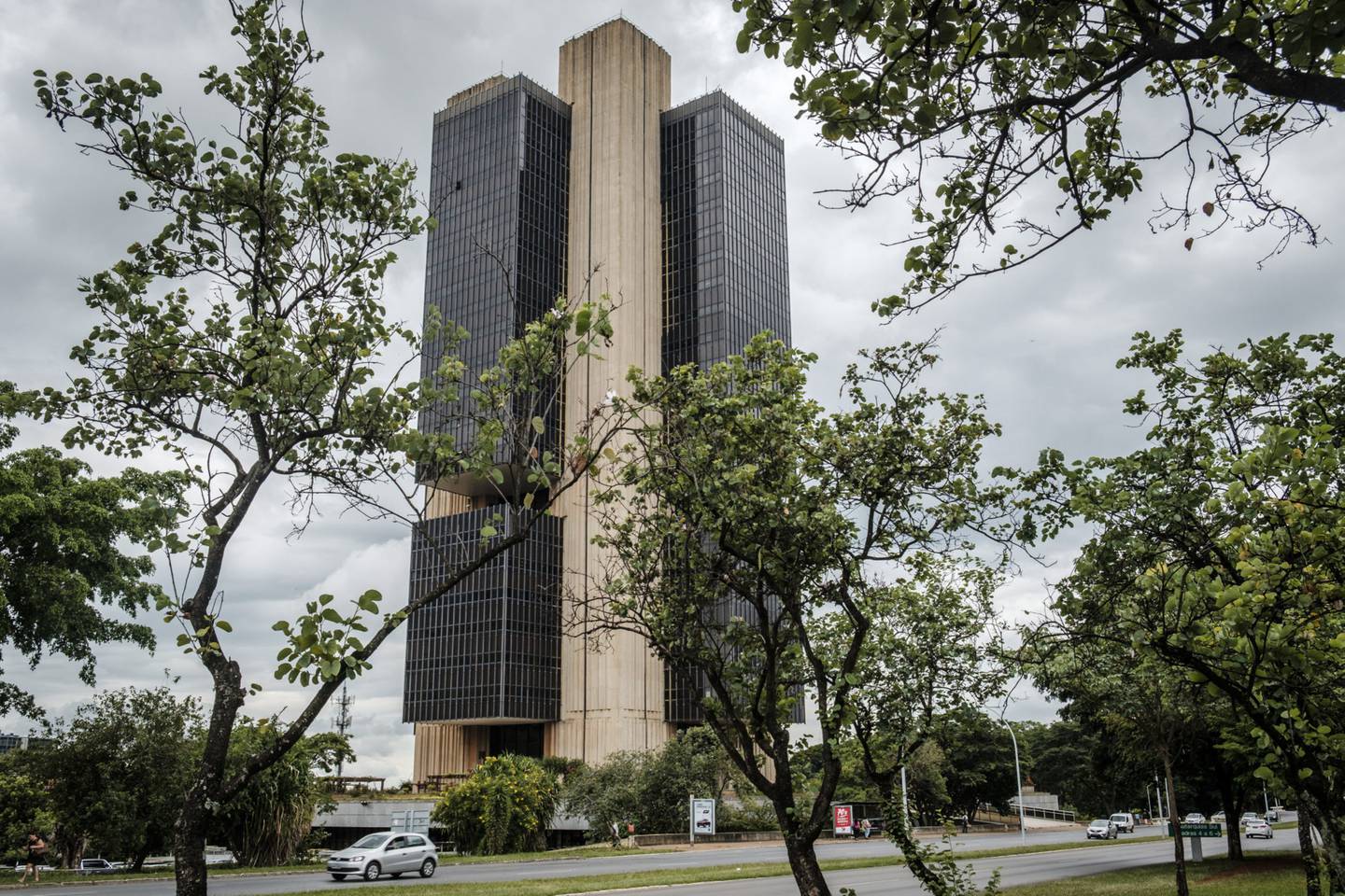 Árboles frente a la sede del Banco Central de Brasil en Brasilia, Brasil, el miércoles 18 de enero de 2017.