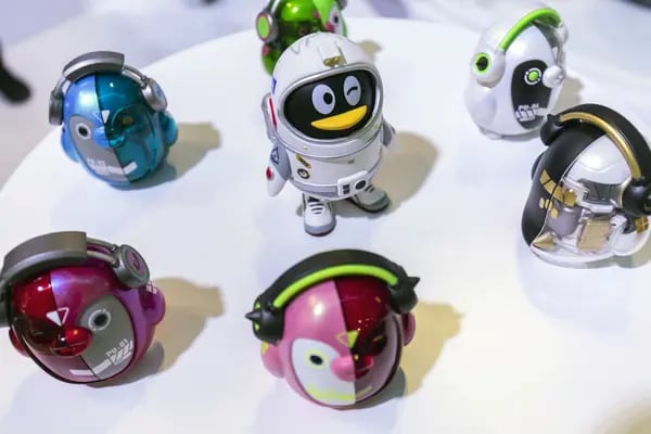 QQ, el pingüino mascota de Tencent Holdings Ltd en la conferencia mundial de inteligencia artificial de julio en Shanghai, China.