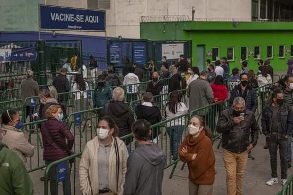 Residentes de Sao Paulo esperan en fila para recibir la vacuna contra el Covid-19.