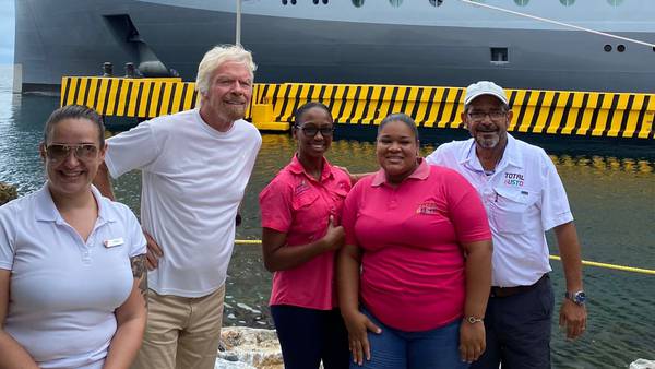 Richard Branson recorrió Roatán, Honduras a bordo de uno de sus crucerosdfd