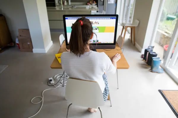 Un trabajador utiliza un ordenador de sobremesa mientras trabaja desde casa, el miércoles 8 de abril de 2020.