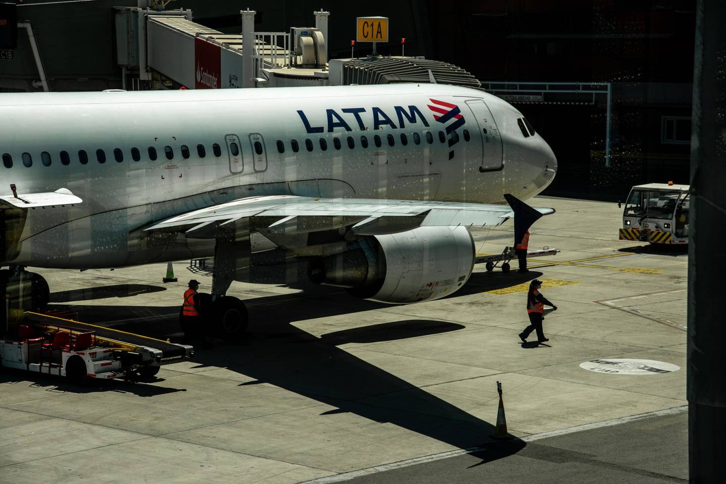 Un avión de Latam Airlines en el aeropuerto internacional Arturo Merino Benítez en Santiago de Chile, el 7 de marzo de 2022. Foto: Bloomberg