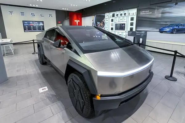La cibercamioneta de Tesla expuesto en una sala de exposiciones