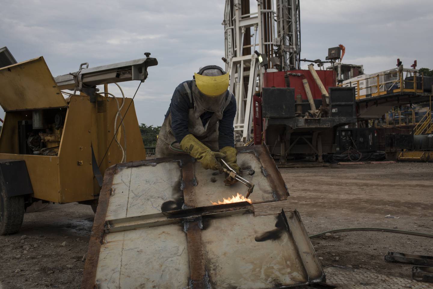 Un empleado opera una antorcha durante las operaciones de mantenimiento en un sitio de extracción cerca de la refinería de Ecopetrol SA en Barrancabermeja, Santander, Colombia, el viernes 20 de abril de 2018.
