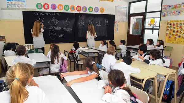 El Gobierno argentino aumentó la ayuda escolar 2024: nuevo monto y cuándo se pagadfd